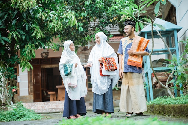 Familie gaat naar de moskee om idul fitri of eid mubarak-gebed te doen