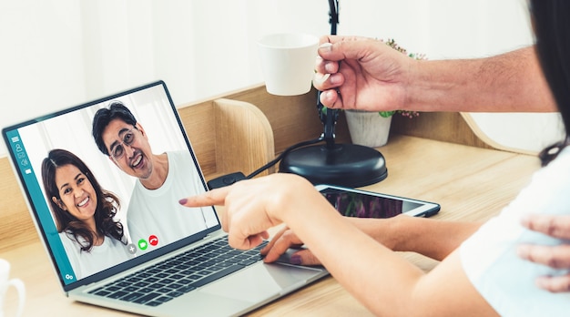 Familie gelukkig videogesprek terwijl je veilig thuis blijft tijdens covid-19 coronavirus