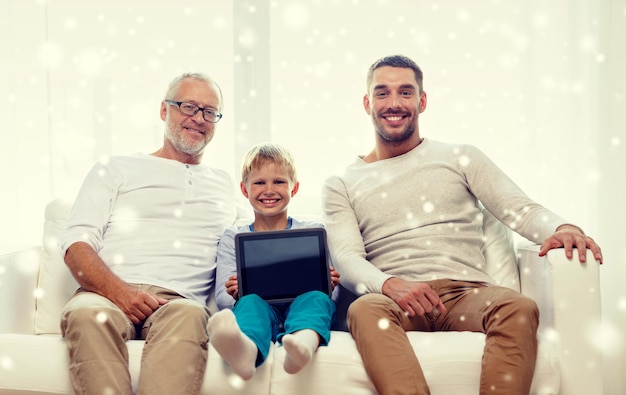 familie, generatie, technologie en mensen concept - glimlachende vader, zoon en grootvader zittend op de bank met tablet pc-computer thuis