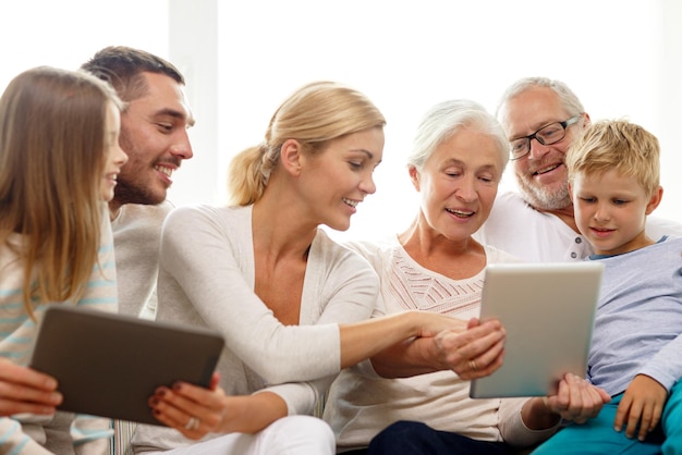 familie, generatie, technologie en mensen concept - lachende familie met tablet pc's thuis