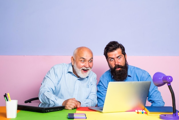 Familie generatie toekomstige sociale media concept Oude vader en jonge man kijken naar laptopscherm kijken naar film of nieuws in sociaal netwerk