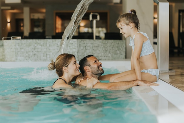 Familie geniet in het binnenzwembad