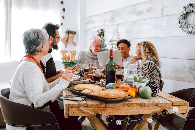 Familie geniet samen thuis van de kerstlunch