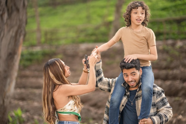 Familie genieten van een dag in een park