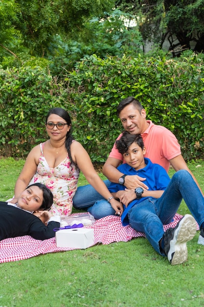 Familie genieten van een picknickdag in de natuur