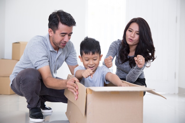 Familie genieten van hun nieuwe huis