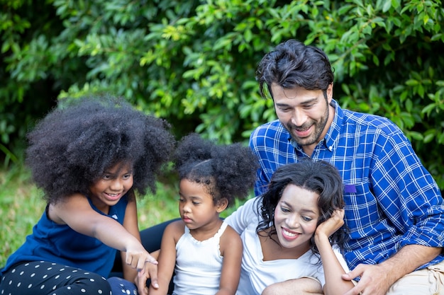 Familie genieten van vakantie in de tuin.