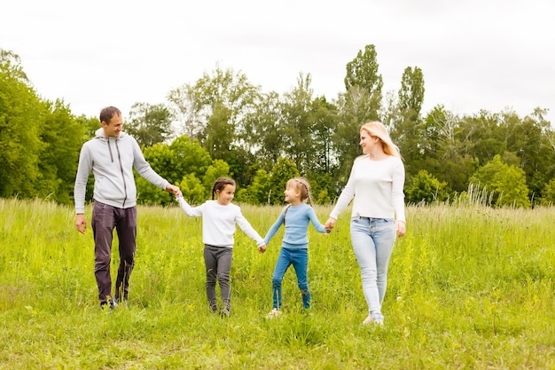 Familie genieten van wandelen in het prachtige landschap