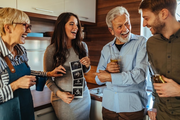 Familie gezellig samen thuis