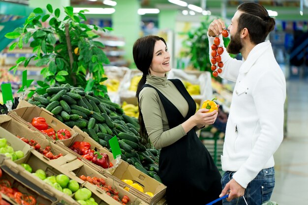 Familie groenten kopen bij een supermarkt