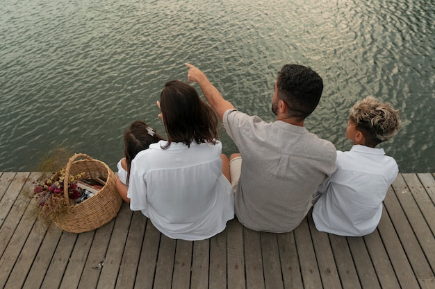 Familie hangt rond op een steiger