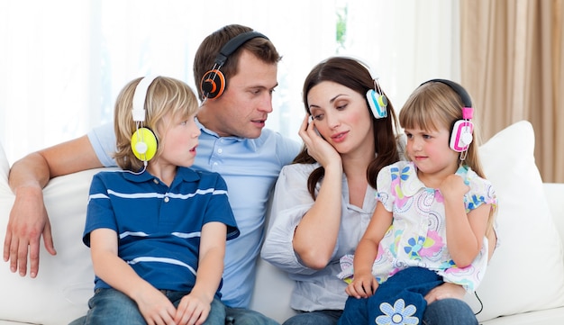 Familie het luisteren muziek met hoofdtelefoons