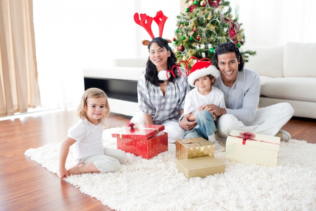 Familie het spelen met Kerstmisgiften thuis