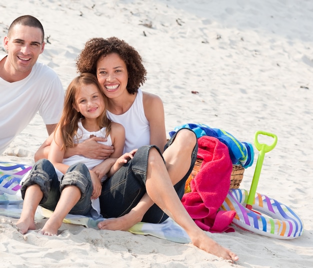 Familie het spelen zitting op een strand