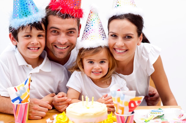 Familie het vieren de verjaardag van de dochter thuis