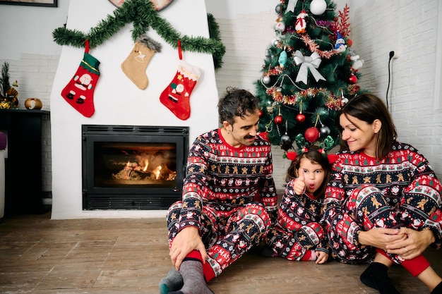 Familie in bijpassende kerstpyjama