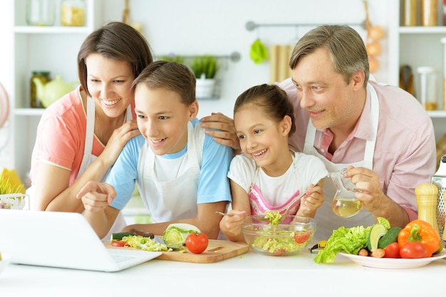 Familie in de keuken