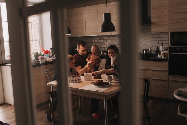 Familie in de keuken