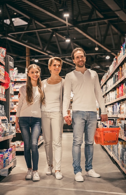 Familie in de supermarkt