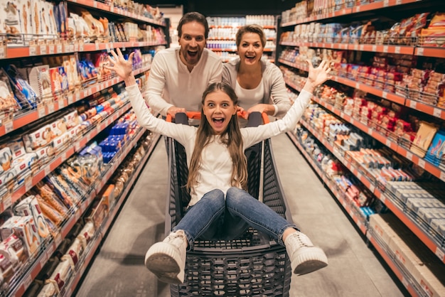 Familie in de supermarkt