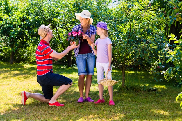 Familie in de tuin