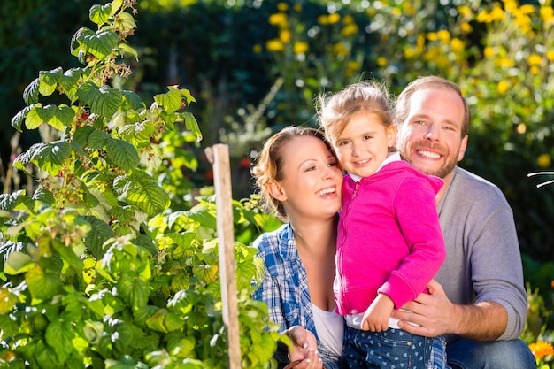 Familie in de tuin