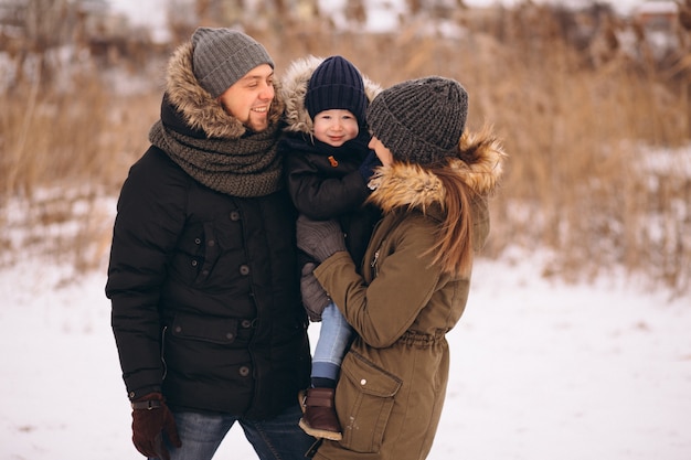 Familie in de winter in bos met zoon