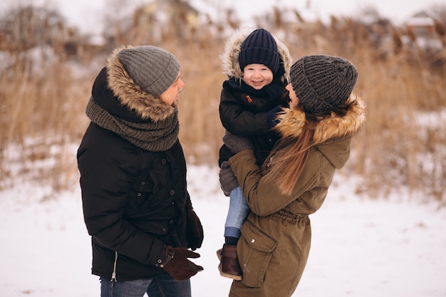 Familie in de winter in bos met zoon