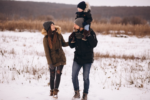 Familie in de winter in bos met zoon