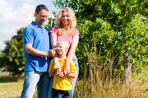 Familie in de zomer buiten