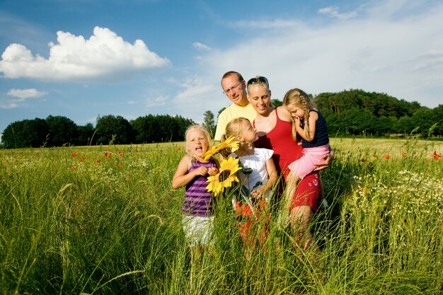 familie in een grasveld