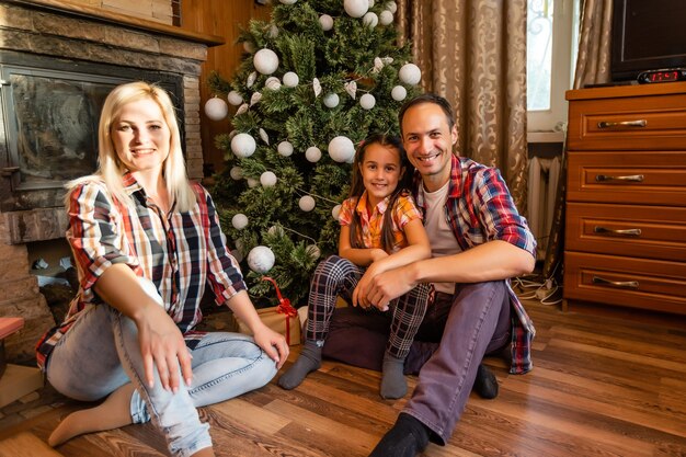 Familie in een oud houten huis. Mooie kerstversieringen. De feeststemming. Kerstvakantie.