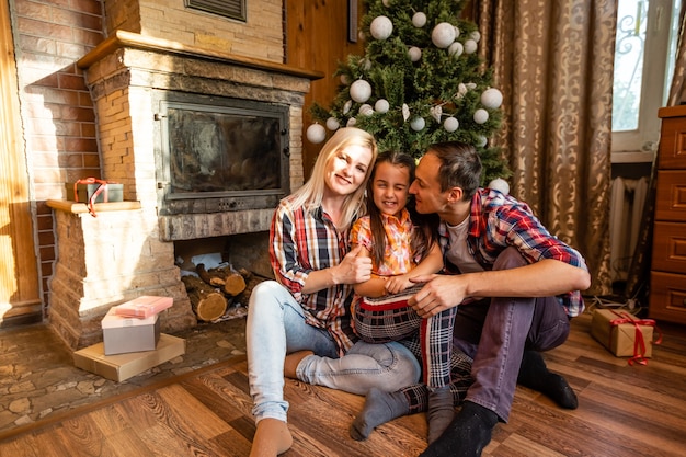 Familie in een oud houten huis. Mooie kerstversieringen. De feeststemming. Kerstvakantie.