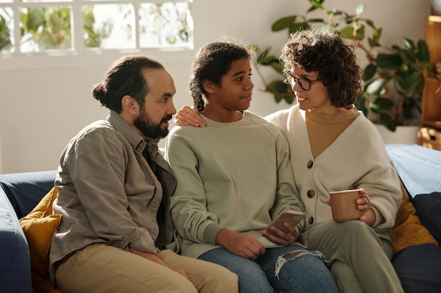 Familie in gesprek met geadopteerde dochter