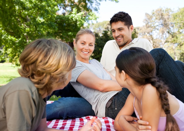 Familie in het park