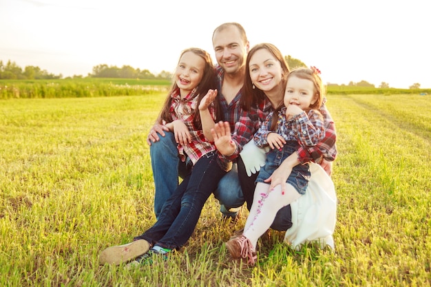 Familie in het veld Concept van gelukkig gezin