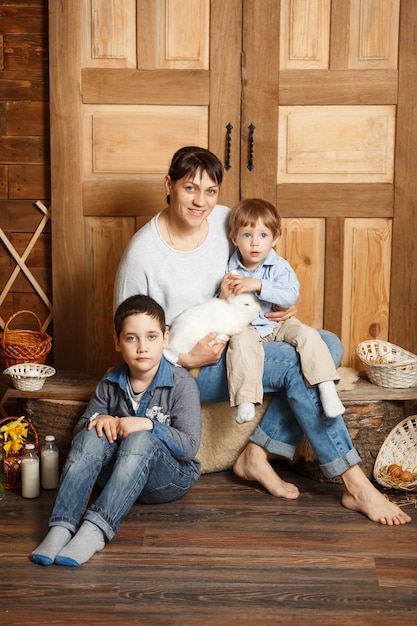 Familie in houten landelijk interieur met bloemen