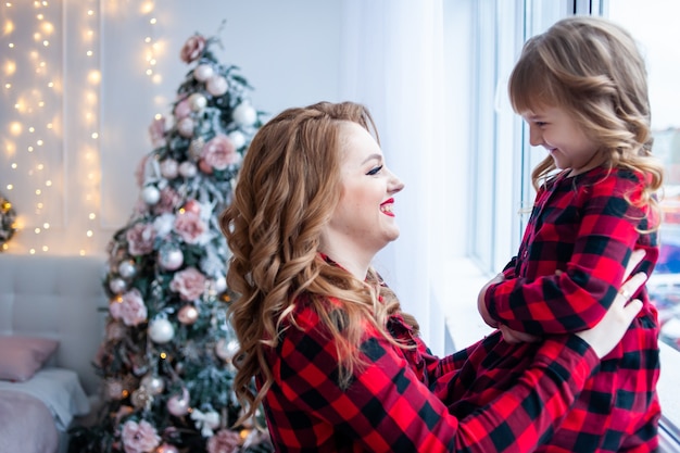 Familie in kerstinterieur