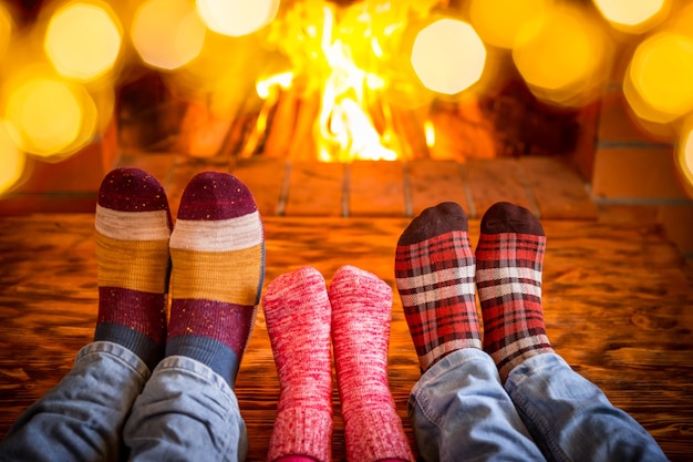 Familie in kerstsokken bij open haard