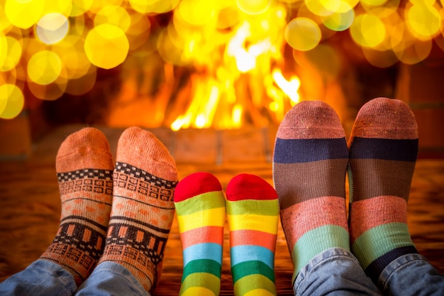 Familie in kerstsokken bij open haard