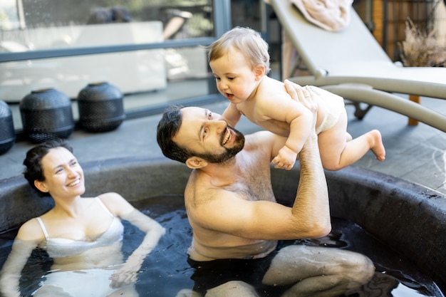 Familie in spa met een jonge baby