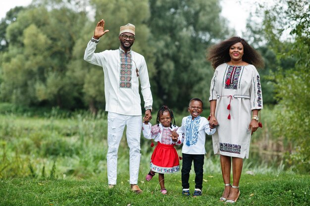 familie in traditionele kleding in het park