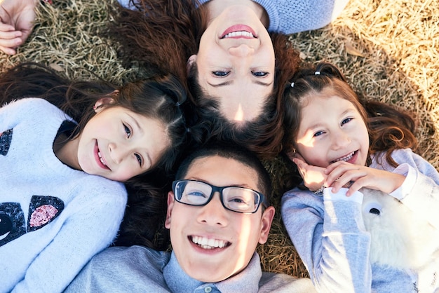 Familie is gewoon puur geluk Hoge hoekopname van een gelukkig gezin dat samen buiten tijd doorbrengt