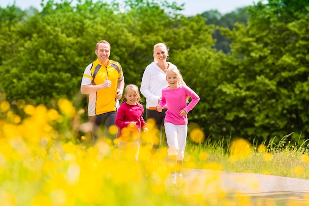 Familie joggen in de weide voor fitness