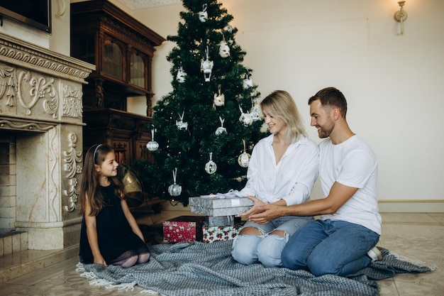 Familie kerst kerst winter geluk en mensen concept gelukkige familie opening geschenkdoos