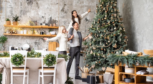 Familie, kerst, kerst, winter, geluk en mensen concept - lachende familie voorbereiden om kerstmis te vieren.