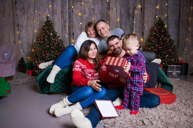 Familie Kerstmis. Fotosessie met de kerstfamilie