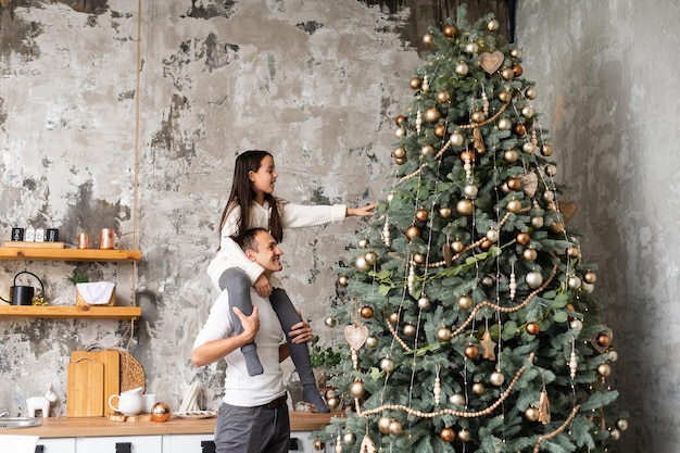 Familie, kerstmis, kerstmis, winter, geluk en mensenconcept - glimlachende familie die zich voorbereidt op kerstmis.