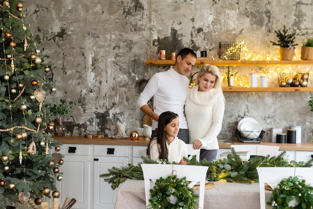 Familie, kerstmis, kerstmis, winter, geluk en mensenconcept - glimlachende familie die zich voorbereidt op kerstmis.