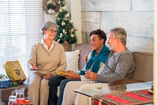 Familie kerstviering met opa's en kleinzoon thuis